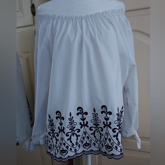 XXL (20) Casual Blouse On/Off Shoulder w Embroidered Cutout Bottom NWT - Picture 3 of 5